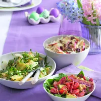 Avokádový salát s rajčaty a slaninou