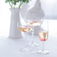 Šampaňské s růžovým sirupem