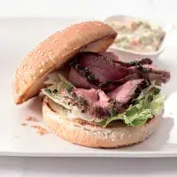 Sendvič s flank steakem