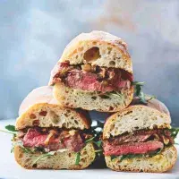 Sendvič se steakem a máslovou cibulkou