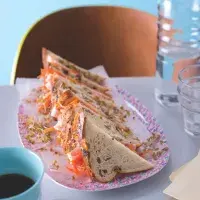 Sendvič s krůtí šunkou a mrkví Sendvič s krůtí šunkou a mrkví