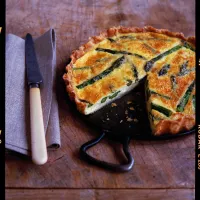 Slaný koláč se sýrem a chřestem Slaný koláč se sýrem a chřestem