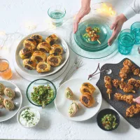 Vepřové špízky a arašídy & okurková salsa Vepřové špízky a arašídy & okurková salsa
