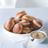 Skořicové koblihy s jablečným pyré