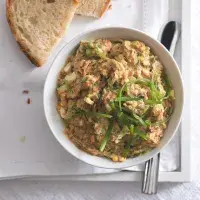 Škvarková pomazánka s jarní cibulkou