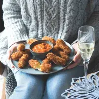 Smažená mozzarella s pikantní omáčkou