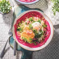 Snídaňové misky s červenou řepou a halloumi Snídaňové misky s červenou řepou a halloumi