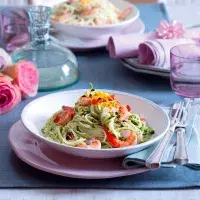 Špagety s pistáciovou omáčkou a krevetami Špagety s pistáciovou omáčkou a krevetami