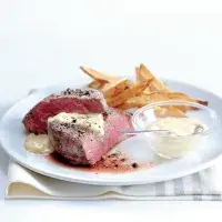 Steak s omáčkou z pečeného česneku Steak s omáčkou z pečeného česneku