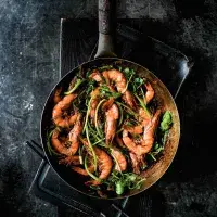 Stir fry s krevetami, zeleným pepřem a zázvorem Stir fry s krevetami, zeleným pepřem a zázvorem