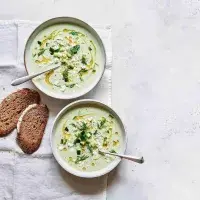 Studená okurková polévka s jogurtem a koprem