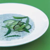 Studená okurková polévka s mátou Studená okurková polévka s mátou