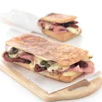 Sendvič šunka, rajče, mozzarella