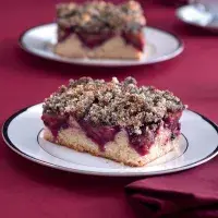 Švestkový koláč s makovou drobenkou