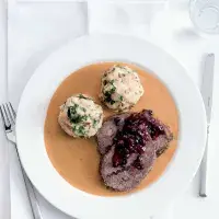 Svíčková se žemlovými knedlíky