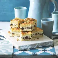 Sypaný koláč s tvarohem a rozinkami