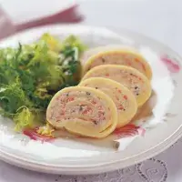 Sýrová roláda s uzeným lososem a řeřichou Sýrová roláda s uzeným lososem a řeřichou