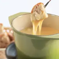 Sýrové fondue s nakládanými okurkami
