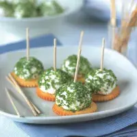 Sýrové jednohubky na slaných krekrech