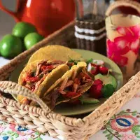 Tacos plněné dušeným vepřovým Tacos plněné dušeným vepřovým