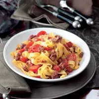 Tagliatelle s klobáskou salsiccia a rajčaty