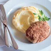 Telecí máslový řízek s bramborovou kaší