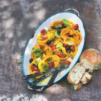 Teplý salát à la puttanesca ze žlutých paprik