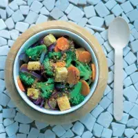 Teplý salát z napařované zeleniny a marinovaného tofu Teplý salát z napařované zeleniny a marinovaného tofu