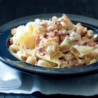 Těstoviny s květákem, slaninou a chilli