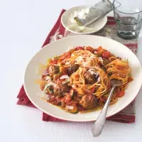 Těstoviny s pečeným ratatouille a masovými kuličkami