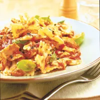 Těstoviny s omáčkou s tuňákem a rajčaty