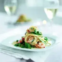 Těstoviny s krevetami a mladým hráškem