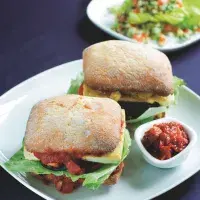 Tofu burger s relishem a salátem tabbouleh Tofu burger s relishem a salátem tabbouleh