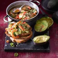 Topinka s pikantními krevetkami a rajčátky