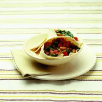 Chlebové placky se špenátem a rajčaty