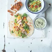 Tortilla s pikantním kuřetem Tortilla s pikantním kuřetem
