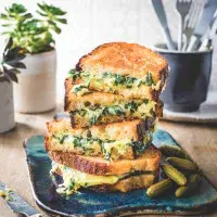 Toust s jarními cibulkami a sýrem gruyère Toust s jarními cibulkami a sýrem gruyère