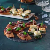 Indické jednohubky se špenátem a halloumi Indické jednohubky se špenátem a halloumi
