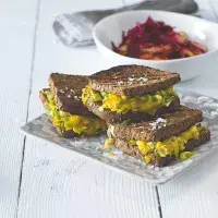 Tousty se sýrem a pórkem & salátkem