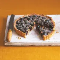 Křehký třešňový koláč s krémem Křehký třešňový koláč s krémem
