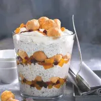 Trifle s profiterolkami a opilým ovocem Trifle s profiterolkami a opilým ovocem