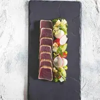 Tuňákové carpaccio s janovským salátem a křepelčími vejci Tuňákové carpaccio s janovským salátem a křepelčími vejci