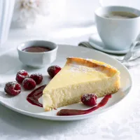 Tvarohový koláč s malinovou omáčkou