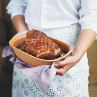 Uzené kolínko pečené s bramborem Uzené kolínko pečené s bramborem