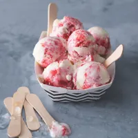 Vanilková zmrzlina s jahodovým mramorováním Vanilková zmrzlina s jahodovým mramorováním