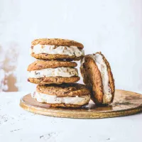 Vánoční zmrzlinové sendviče