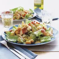 Salát Cézar s kuřetem a slaninou