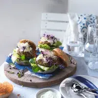 Vegeburgery s černým sezamem & wasabi jogurtem Vegeburgery s černým sezamem & wasabi jogurtem