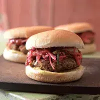 Vegetariánský burger s pickles Vegetariánský burger s pickles