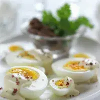 Vejce s pikantní zálivkou